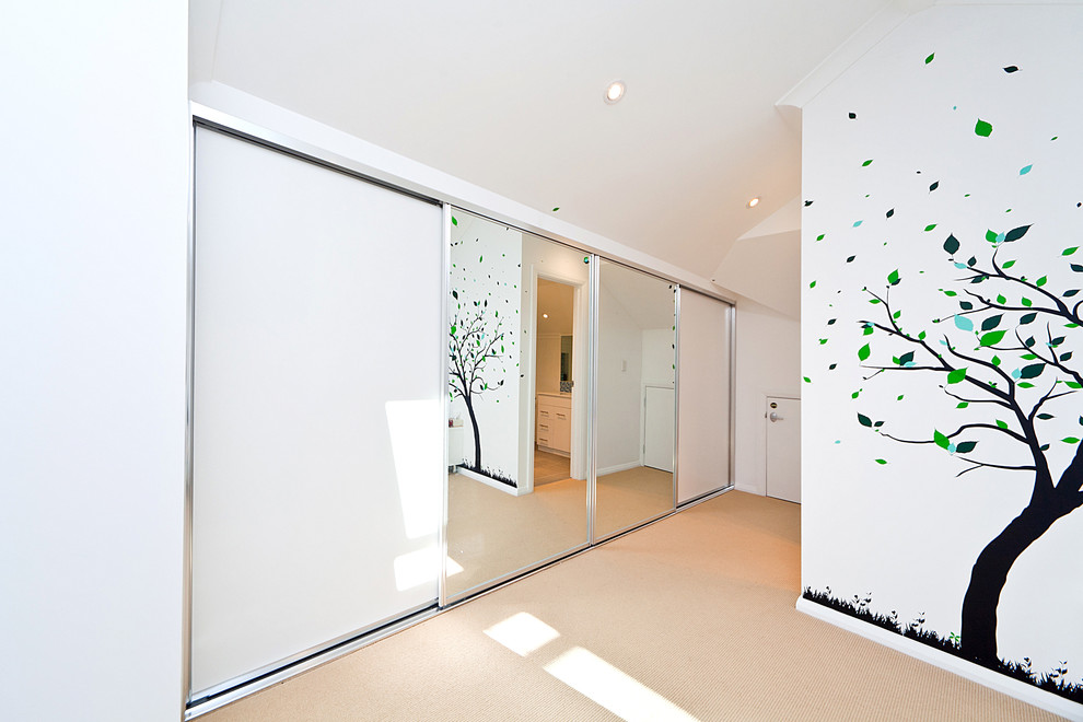 Стильный дизайн: спальня среднего размера на антресоли в современном стиле с белыми стенами и ковровым покрытием - последний тренд