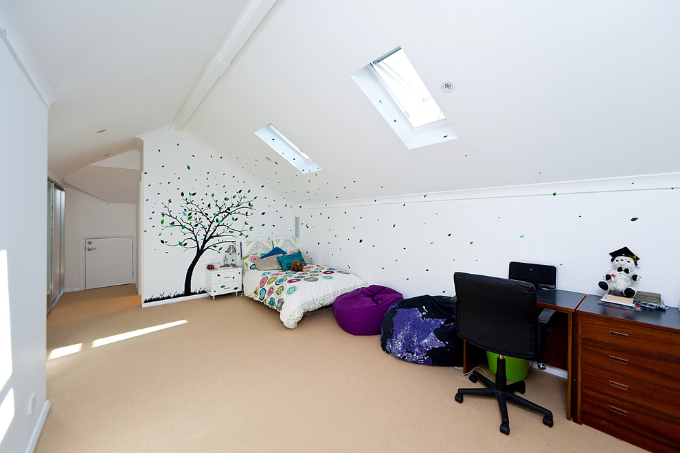 Inspiration pour une chambre design de taille moyenne avec un mur blanc.
