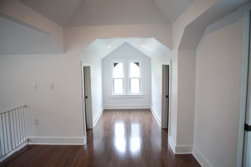Großes Klassisches Schlafzimmer im Loft-Style, ohne Kamin mit weißer Wandfarbe, dunklem Holzboden und braunem Boden in Kansas City