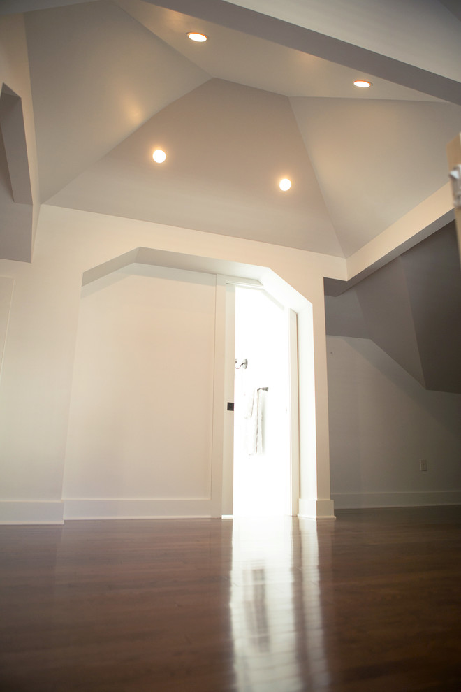 Imagen de dormitorio tipo loft clásico renovado grande sin chimenea con paredes blancas, suelo de madera oscura y suelo marrón