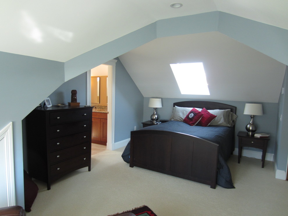 Modelo de dormitorio tradicional de tamaño medio con paredes azules y moqueta