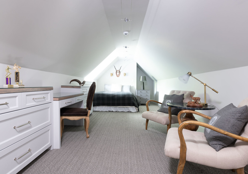 Inredning av ett klassiskt mellanstort sovrum, med vita väggar, heltäckningsmatta och grått golv