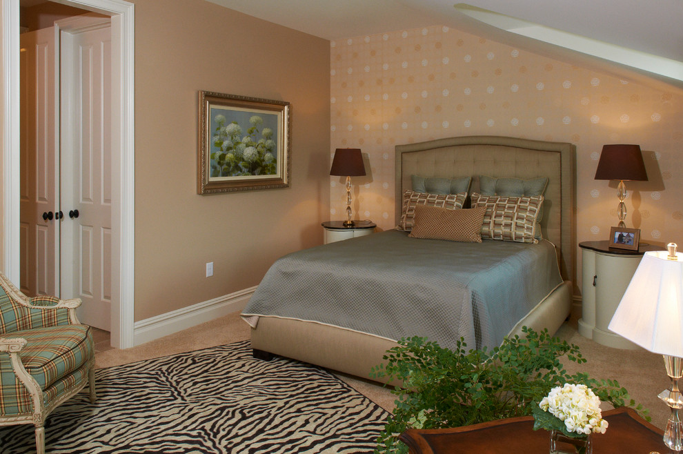 Ejemplo de habitación de invitados tradicional renovada grande con paredes beige y moqueta