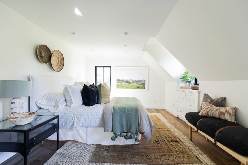 Modelo de dormitorio campestre con paredes blancas, suelo de madera oscura y suelo marrón
