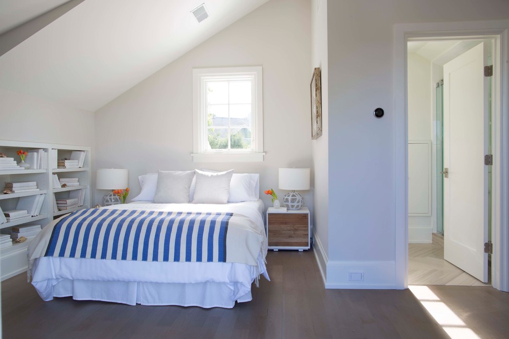 Immagine di una camera degli ospiti tradizionale di medie dimensioni con pareti bianche e parquet chiaro