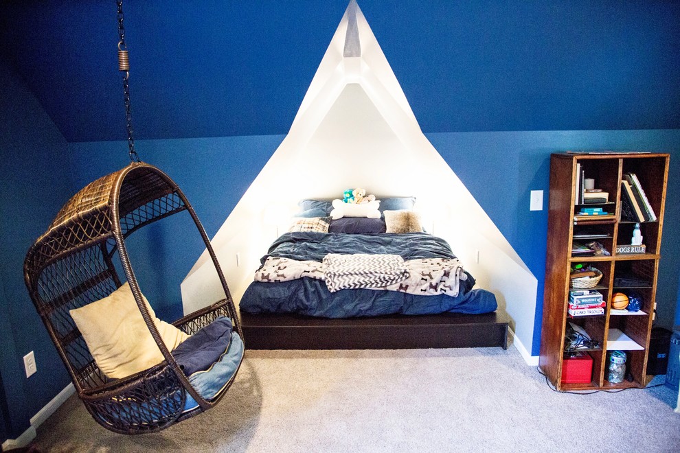 На фото: спальня среднего размера в стиле неоклассика (современная классика) с синими стенами и ковровым покрытием с
