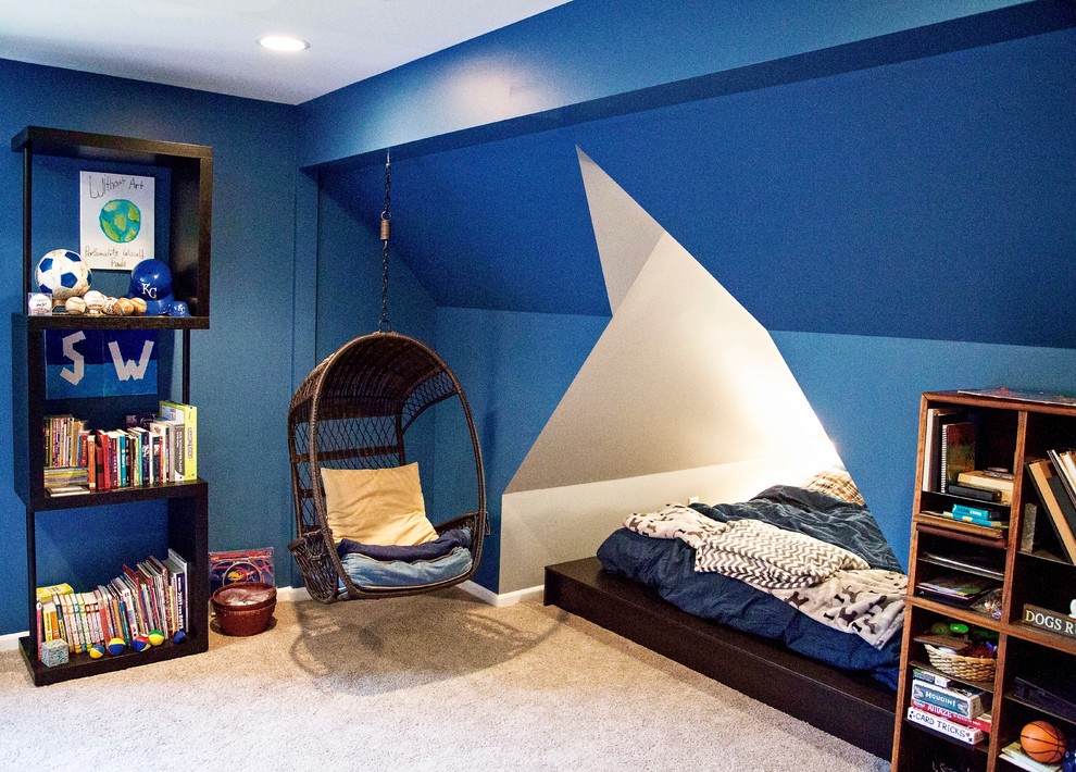 Idéer för att renovera ett mellanstort vintage sovrum, med blå väggar och heltäckningsmatta