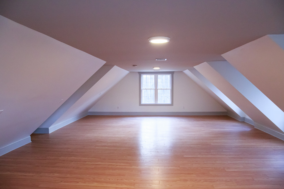 Foto di una grande camera da letto stile loft tradizionale con pareti bianche, parquet chiaro, pavimento marrone e soffitto a volta