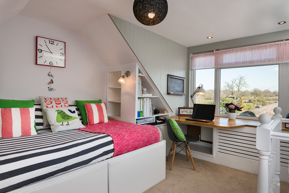 Mittelgroßes Shabby-Chic Gästezimmer ohne Kamin mit grüner Wandfarbe und Teppichboden in Berkshire