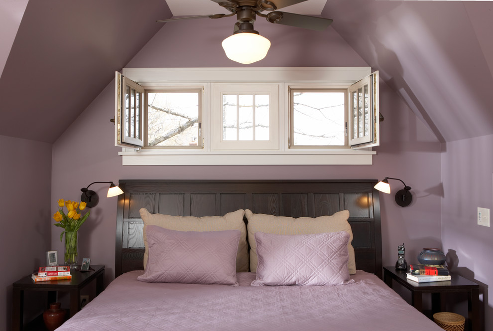 ミネアポリスにあるトラディショナルスタイルのおしゃれな寝室 (紫の壁、勾配天井) のインテリア