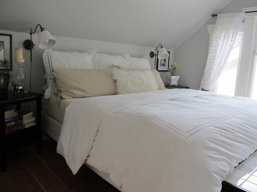 Immagine di una piccola camera da letto stile loft minimal con pareti grigie, parquet scuro e nessun camino