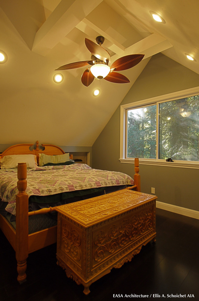 Kleines Eklektisches Hauptschlafzimmer mit bunten Wänden und dunklem Holzboden in San Francisco