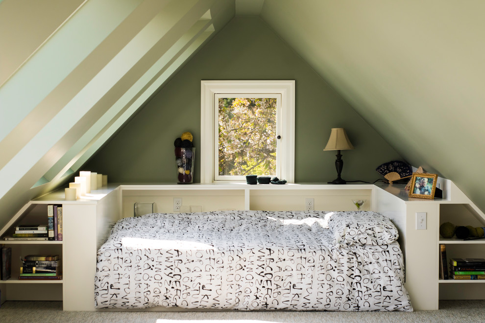 На фото: спальня среднего размера на антресоли в классическом стиле с зелеными стенами и ковровым покрытием с
