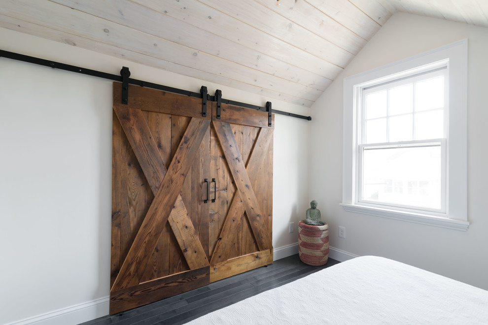 Großes Shabby-Chic Hauptschlafzimmer mit weißer Wandfarbe, dunklem Holzboden und grauem Boden in Boston