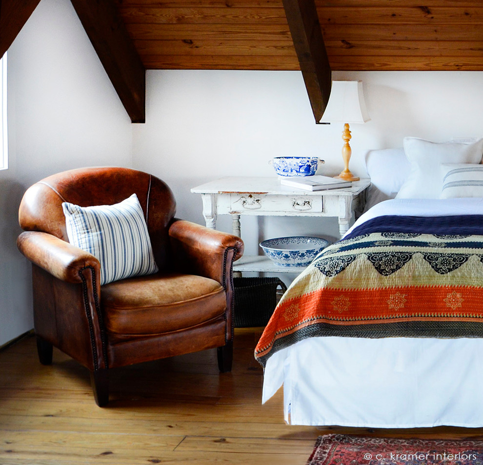 Diseño de dormitorio tipo loft de estilo de casa de campo de tamaño medio sin chimenea con paredes blancas y suelo de madera clara