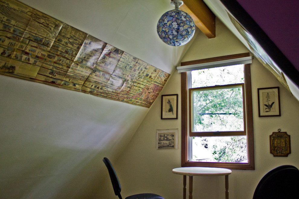 Imagen de habitación de invitados bohemia grande sin chimenea con moqueta y paredes beige