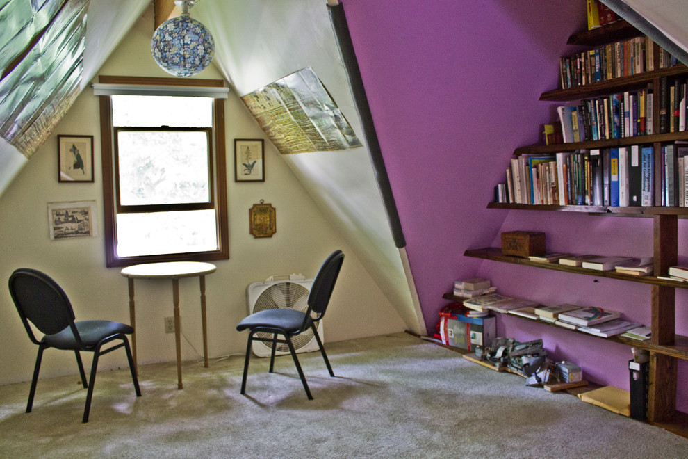 Aménagement d'une grande chambre éclectique avec aucune cheminée et un mur violet.