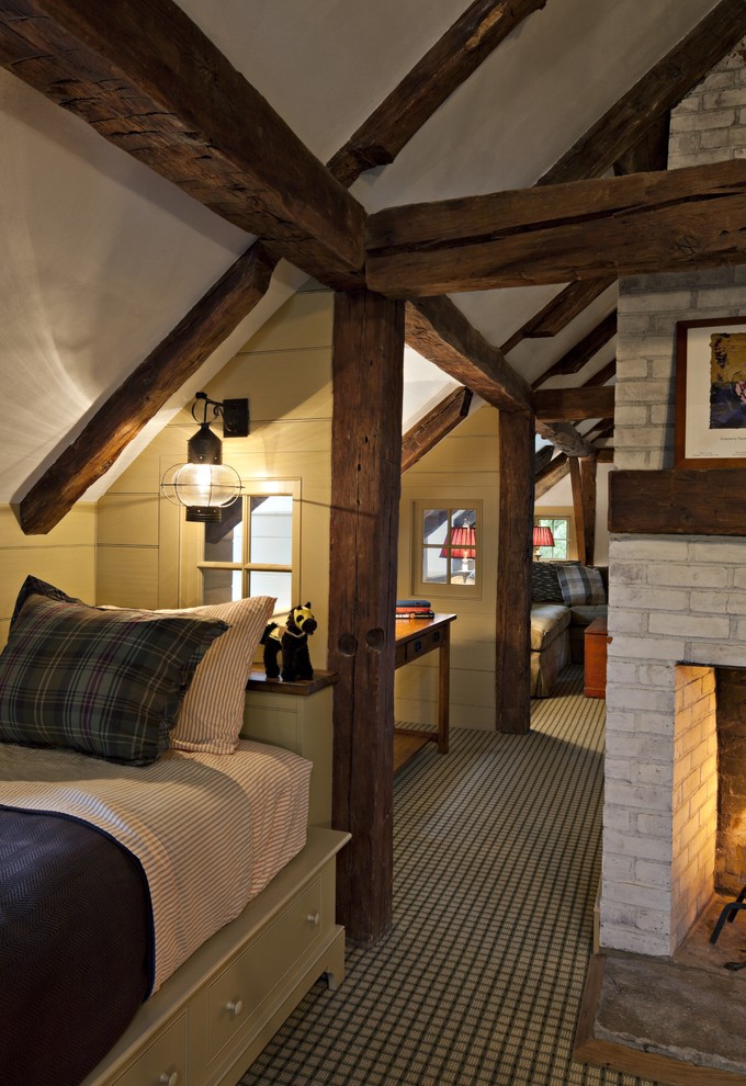 Exemple d'une très grande chambre parentale nature avec un mur blanc, un sol en bois brun, une cheminée standard et un manteau de cheminée en pierre.