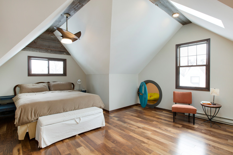 Ejemplo de dormitorio principal tradicional renovado extra grande con paredes grises y suelo de madera en tonos medios