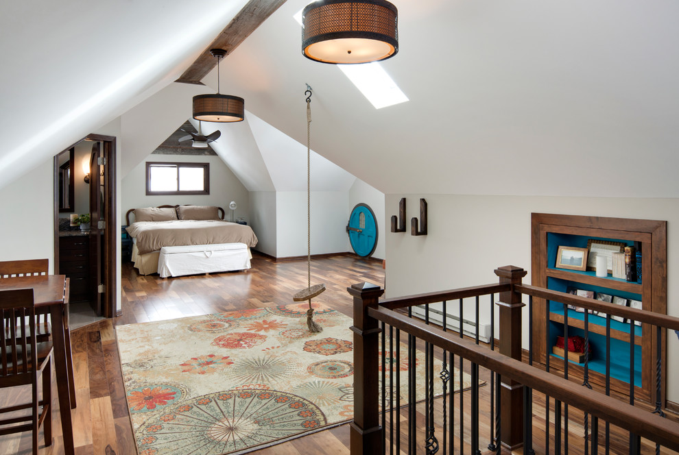 Diseño de dormitorio principal tradicional renovado extra grande con paredes grises y suelo de madera en tonos medios