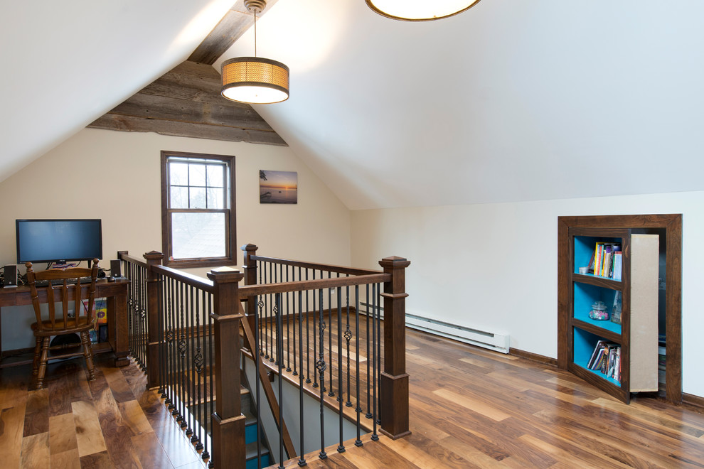 Ejemplo de dormitorio principal clásico renovado extra grande con paredes grises y suelo de madera en tonos medios