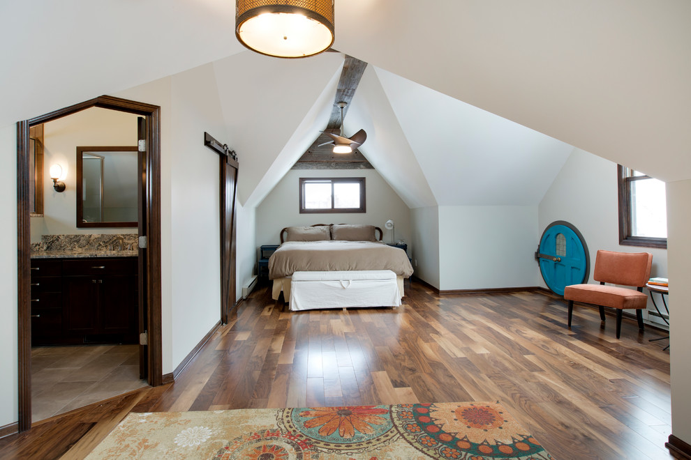 Imagen de dormitorio principal clásico renovado extra grande con paredes grises y suelo de madera en tonos medios