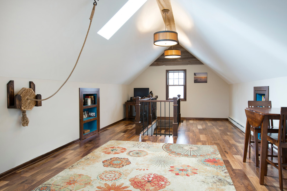 Imagen de dormitorio principal tradicional renovado extra grande con paredes grises y suelo de madera en tonos medios