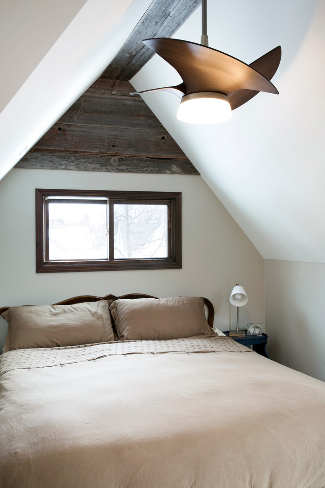 Foto de dormitorio principal clásico renovado extra grande con paredes grises y suelo de madera en tonos medios
