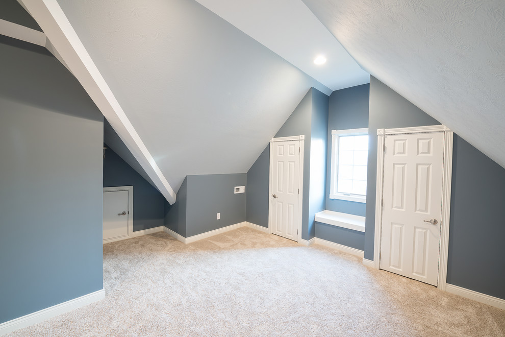 インディアナポリスにある広いトランジショナルスタイルのおしゃれなロフト寝室 (暖炉なし、青い壁、カーペット敷き) のインテリア