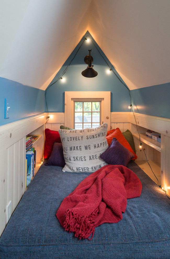 Ispirazione per una camera da letto chic di medie dimensioni con pareti blu e nessun camino