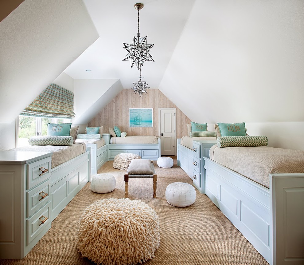 Foto de dormitorio tipo loft clásico con paredes blancas, moqueta y suelo gris
