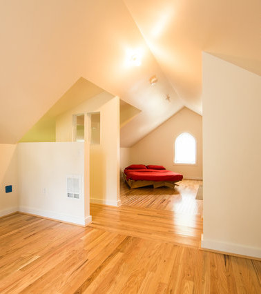 На фото: маленькая гостевая спальня (комната для гостей) в стиле модернизм с белыми стенами и светлым паркетным полом без камина для на участке и в саду с