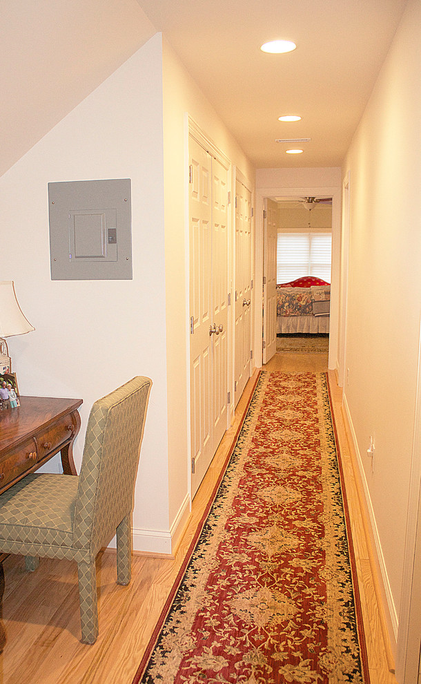 Idee per una camera degli ospiti chic di medie dimensioni con pareti verdi, pavimento in legno massello medio e nessun camino
