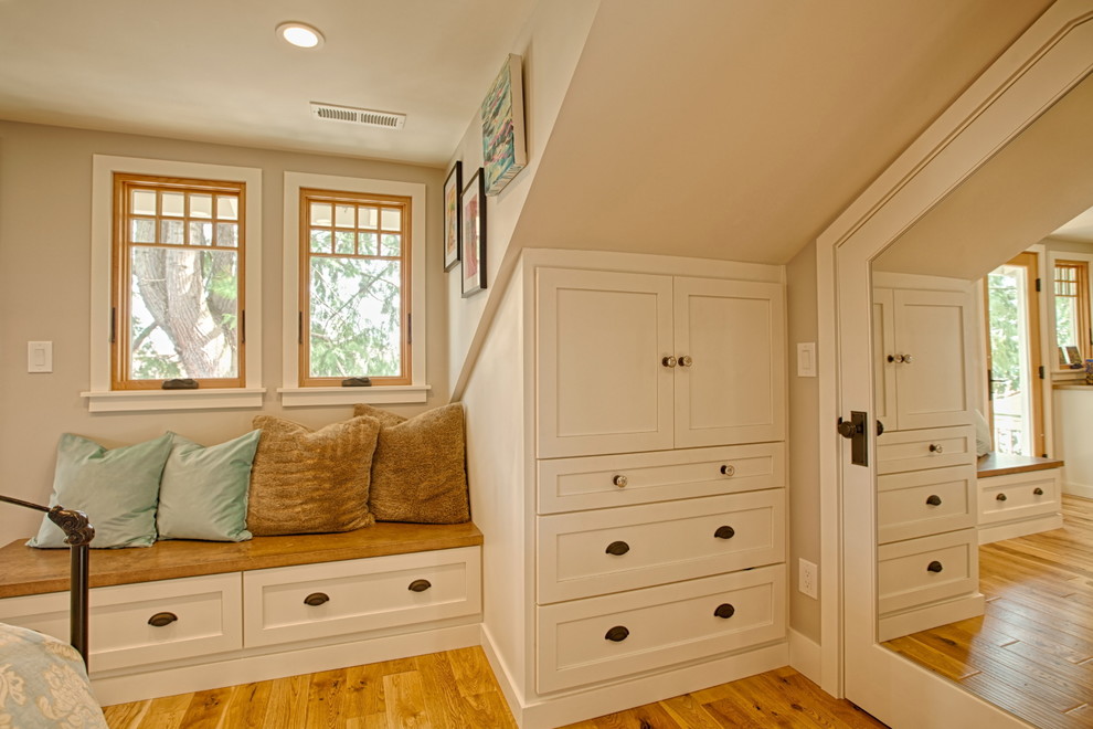 Источник вдохновения для домашнего уюта: хозяйская спальня среднего размера в стиле кантри с бежевыми стенами и светлым паркетным полом