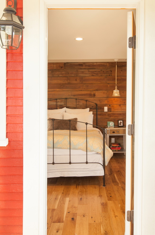 Diseño de dormitorio principal campestre de tamaño medio con paredes beige y suelo de madera clara