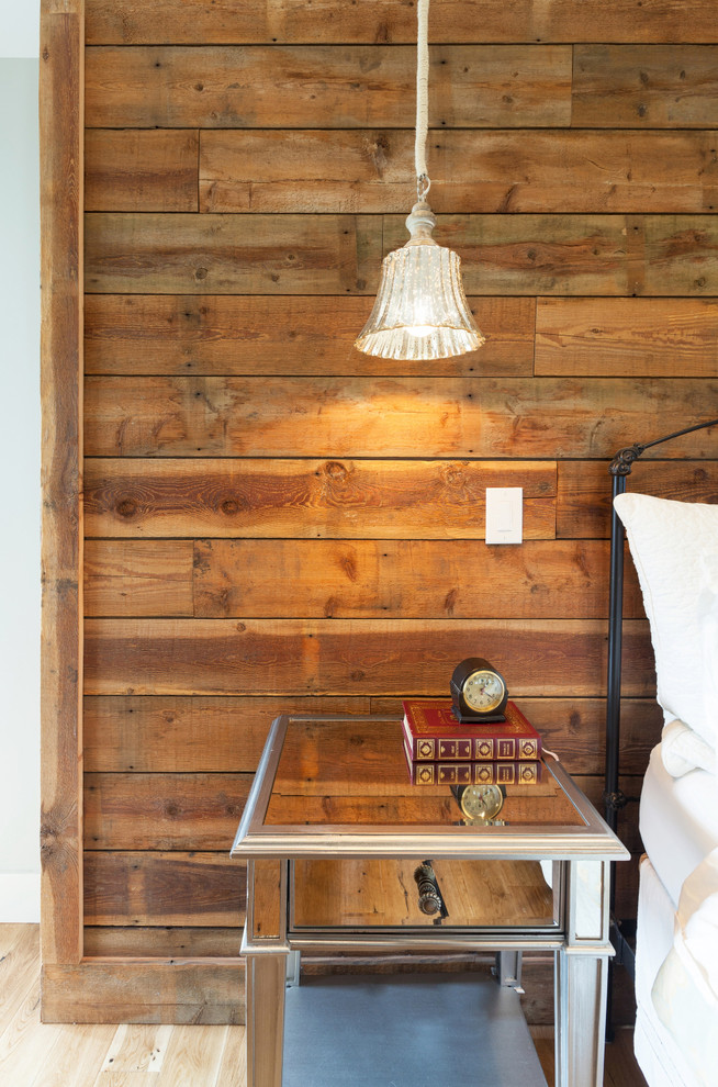 Mittelgroßes Landhausstil Hauptschlafzimmer mit beiger Wandfarbe und hellem Holzboden in Seattle