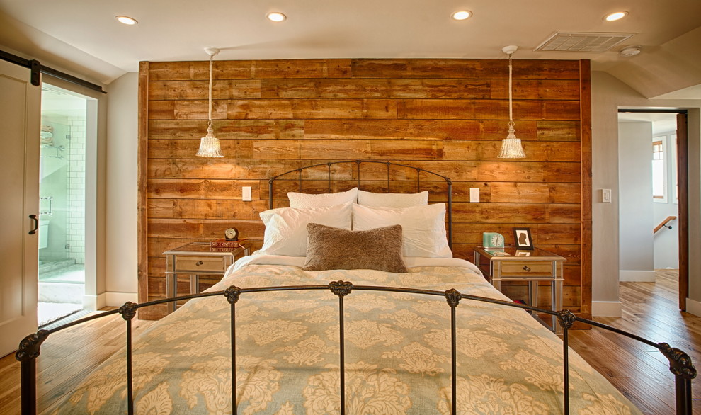 シアトルにある中くらいなカントリー風のおしゃれな主寝室 (ベージュの壁、淡色無垢フローリング)