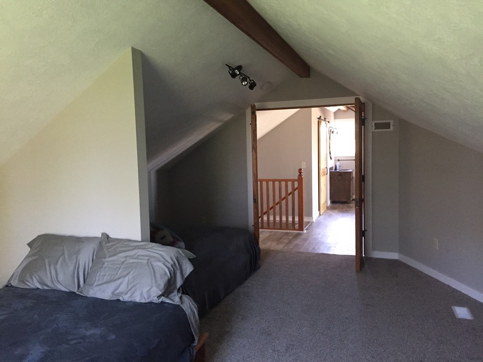 Foto de habitación de invitados tradicional de tamaño medio sin chimenea con paredes grises, moqueta y suelo gris