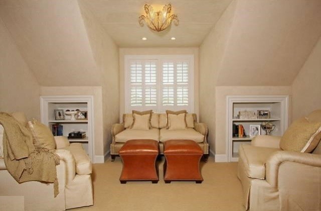 Idées déco pour une chambre éclectique de taille moyenne avec un mur beige et un sol beige.
