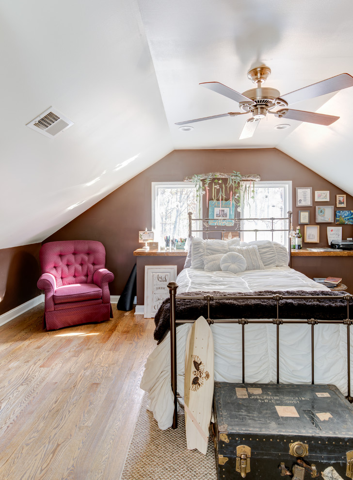 ニューヨークにある中くらいなエクレクティックスタイルのおしゃれな客用寝室 (茶色い壁、淡色無垢フローリング、茶色い床)