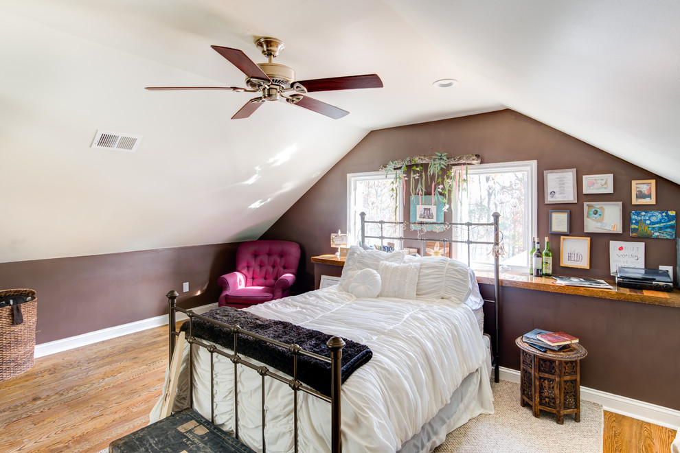 Imagen de habitación de invitados ecléctica de tamaño medio con paredes marrones, suelo de madera clara y suelo marrón