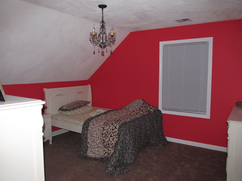 Imagen de habitación de invitados tradicional de tamaño medio sin chimenea con paredes rojas y moqueta