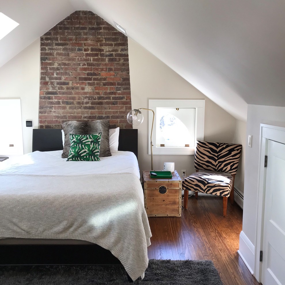 Modelo de habitación de invitados clásica renovada pequeña sin chimenea con paredes beige, suelo de madera en tonos medios y suelo marrón