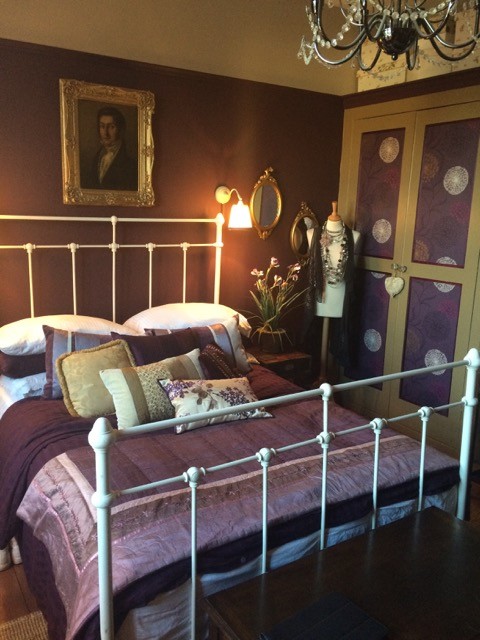 Источник вдохновения для домашнего уюта: большая хозяйская спальня в стиле шебби-шик с фиолетовыми стенами, темным паркетным полом, стандартным камином и фасадом камина из металла