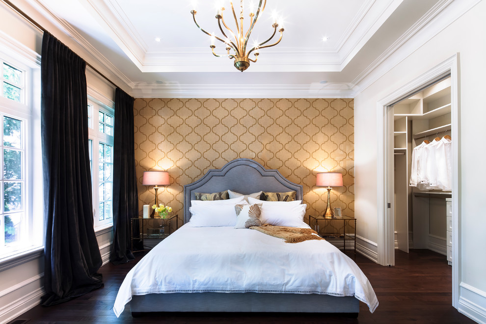 Foto de dormitorio contemporáneo con paredes beige y suelo de madera oscura