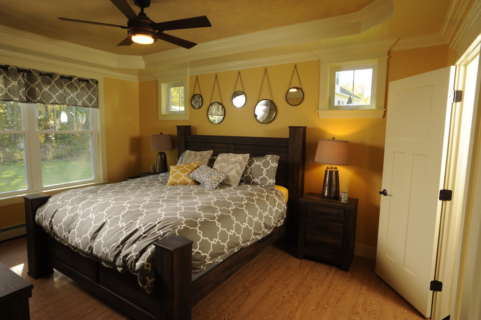 Exempel på ett mellanstort lantligt gästrum, med gula väggar och mellanmörkt trägolv
