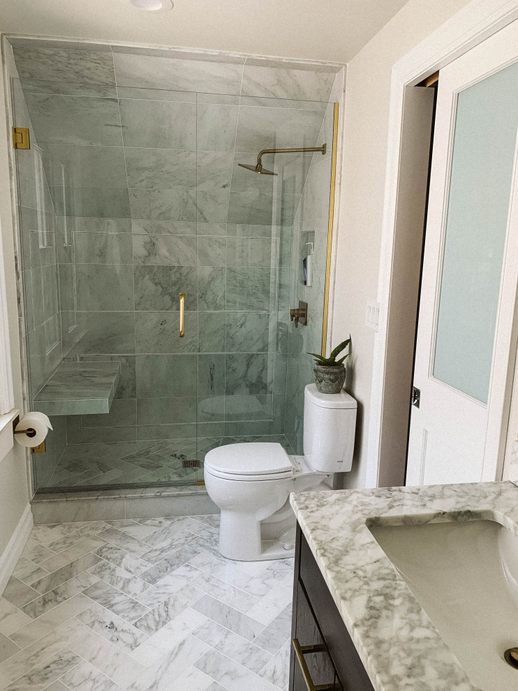 Стильный дизайн: маленькая ванная комната в стиле модернизм с синими стенами для на участке и в саду - последний тренд
