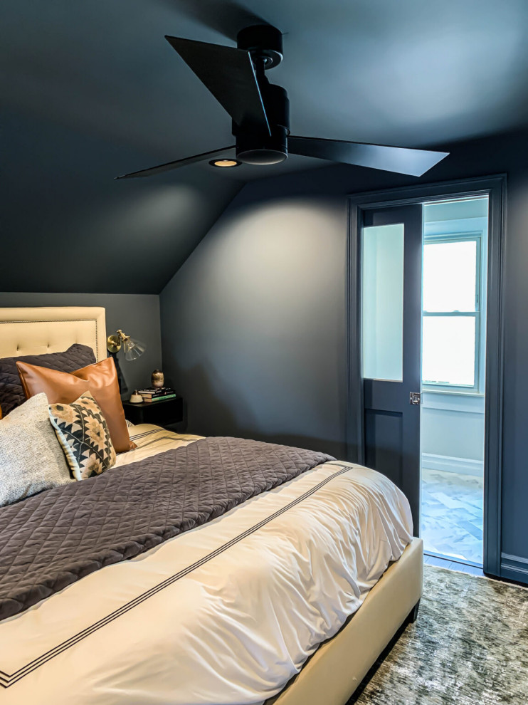 Источник вдохновения для домашнего уюта: маленькая хозяйская спальня в стиле модернизм с синими стенами для на участке и в саду