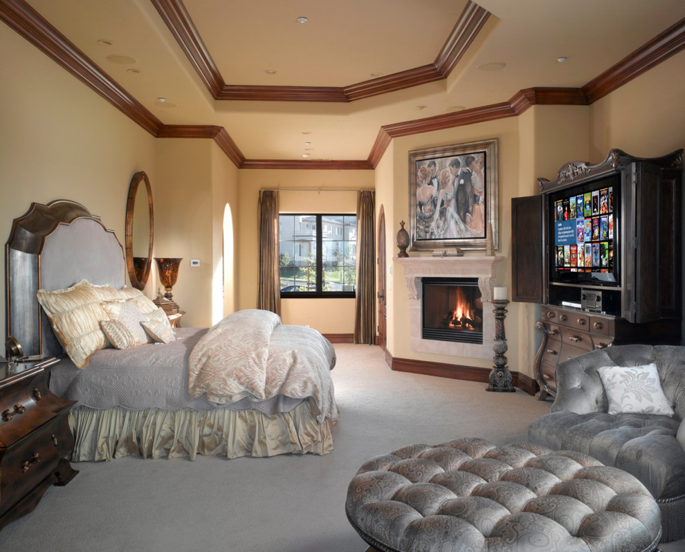 Geräumiges Klassisches Hauptschlafzimmer mit beiger Wandfarbe, Teppichboden, Kamin, Kaminumrandung aus Stein und weißem Boden in San Francisco