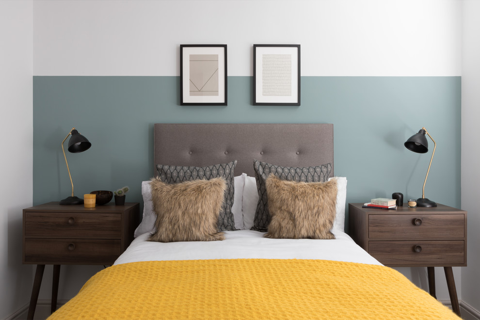 バークシャーにある中くらいなコンテンポラリースタイルのおしゃれな寝室 (マルチカラーの壁) のレイアウト